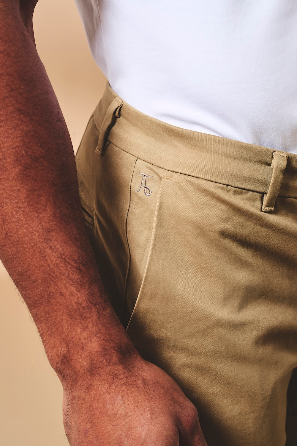 Athletic Fit Stretch Chino Shorts 7" in Dark Sand